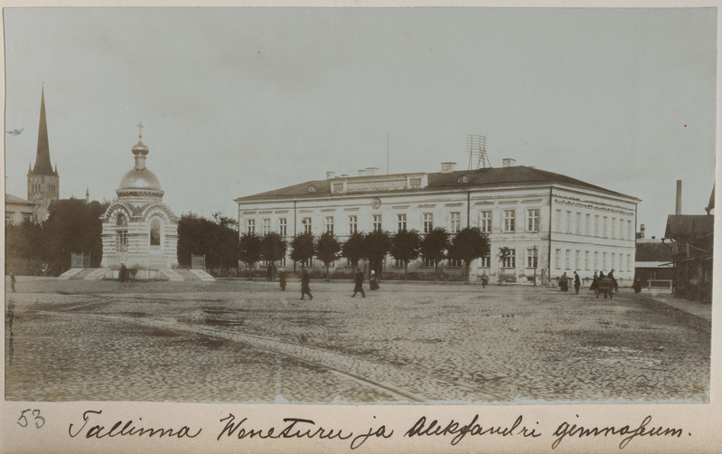 Tallinn. Vene turg, esiplaanil Aleksander Nevski kabel, tagaplaanil Aleksandri gümnaasium.