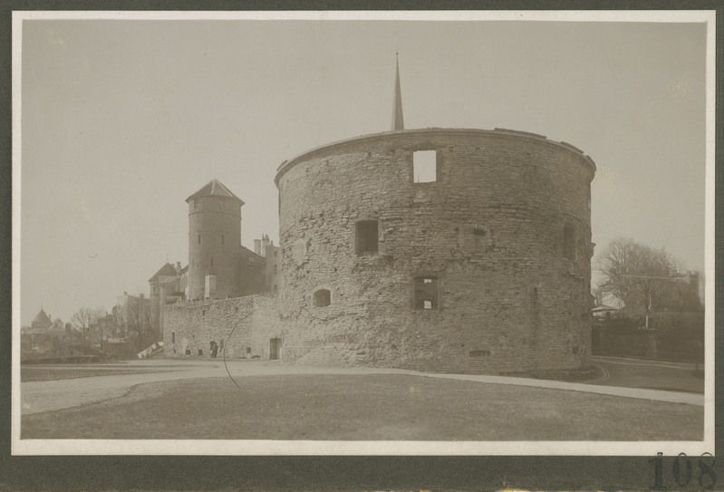 Tallinn. Vaade Paksule Margareetale ja Stoltingi tornile.