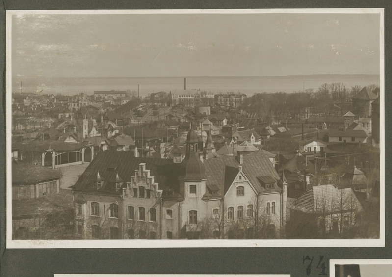Tallinn. Vaade vanalinnale ja Nunne tänav 18 hoonele.