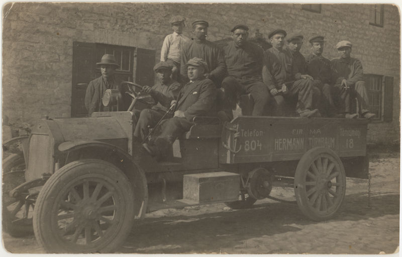 Bernhard Regastiku limonaadivabriku töömehed autoga Keilas