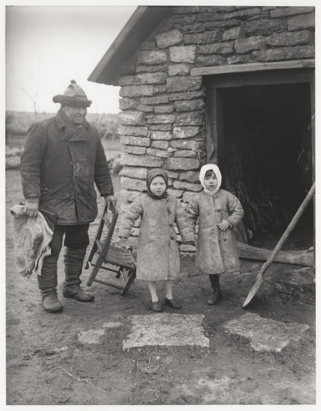 Vanaisa August Öström tütretütarde Ingeborgi (Pöhl) ja Sigridiga (Sydman) Väike-Pakril