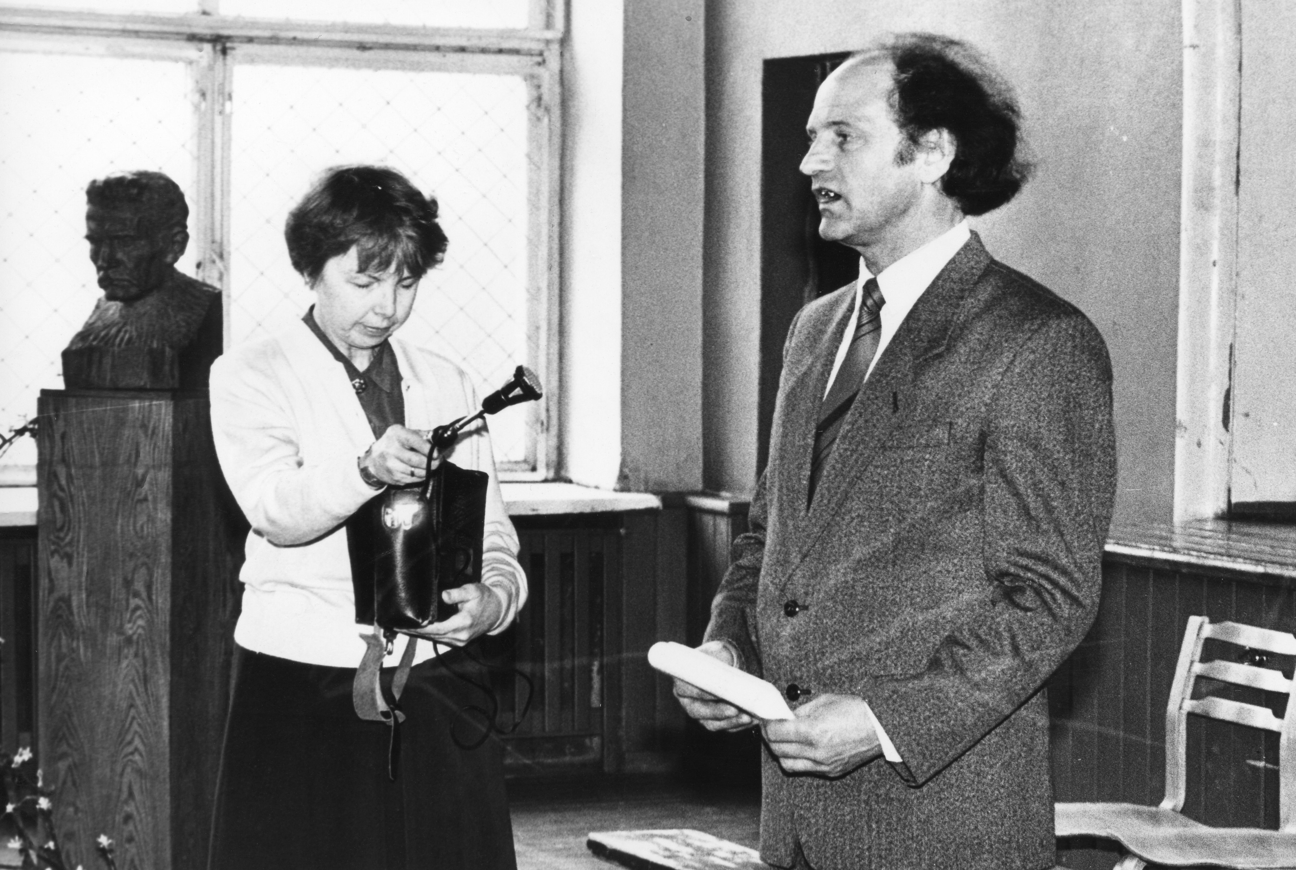 Luuleauhinna andmine Doris Karevale