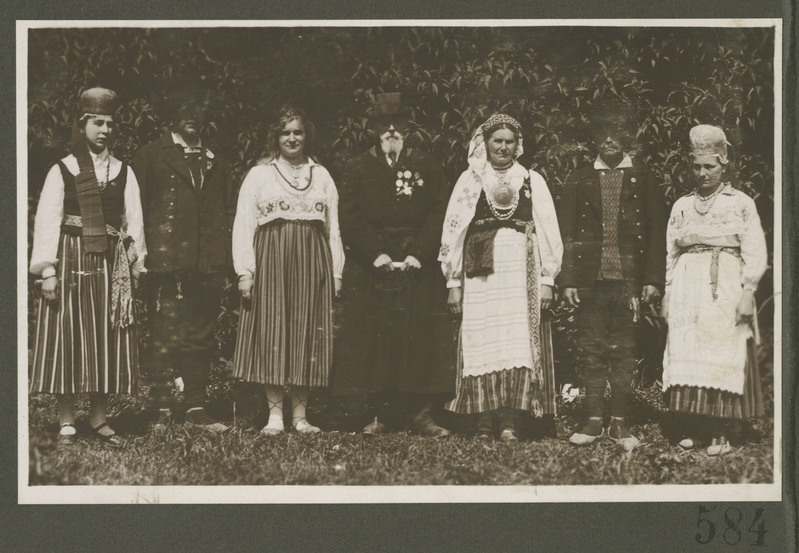 Rahvarõivastes inimesed poseerimas. Keskel eesti koorijuht ja laulja, rahvusliku liikumise tegelane Hans Kann koos abikaasaga.