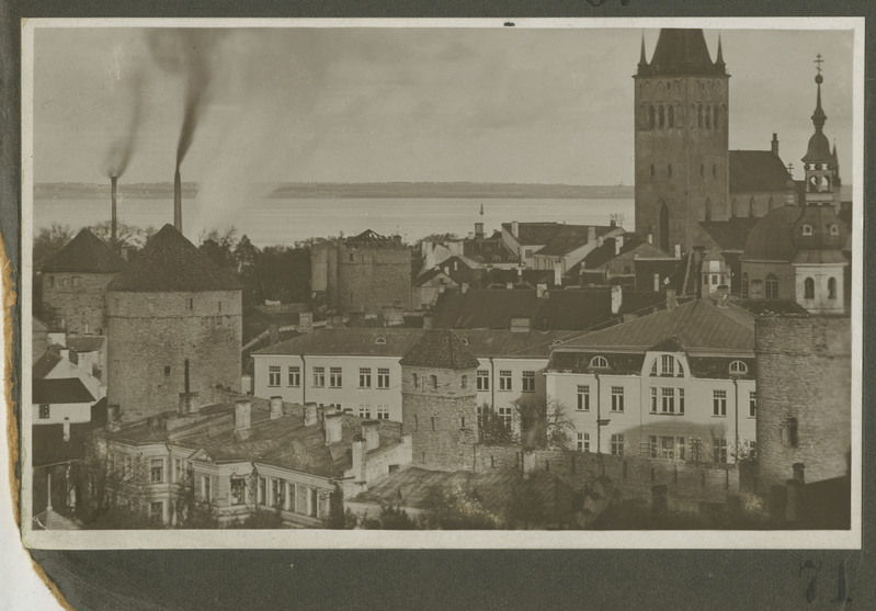 Tallinn. Vaade Oleviste kirikule ja Tornide väljakule Patkuli vaateplatvormilt.