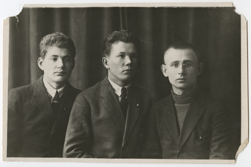 Grupipilt: Eestimaa Kommunistliku Noorsooühingu aktivistid  - Alfred Stamm, Osvald Piir, Aleksander Mahlberg