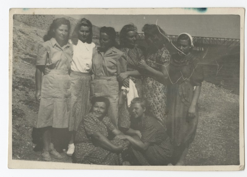 Grupipilt: naised vangilaagris - Hilda Sauram, Miralda Vasemägi, Tiina Sauram, Erika Pilt, Elli Sauvere, all: Salme Must, Ella Tedrenin