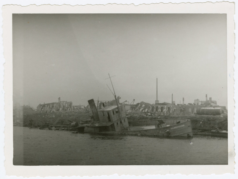 Purustatud Tartu 1944.a. Uppunud laev Emajõe kaldal.
