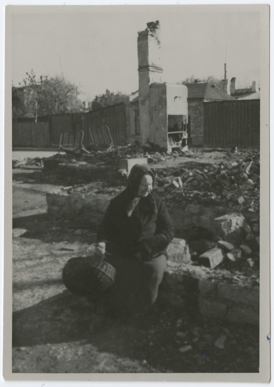 Purustatud majad 1941-1944.a. Esiplaanil vanem naisterahvas korviga.