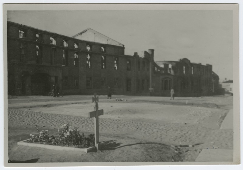 Purustatud linnaosa. Esiplaanil hauad. 1941-1944.a.