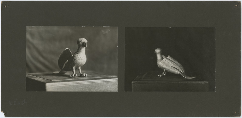 Mustpeade hõbedakogu papagoifiguur.