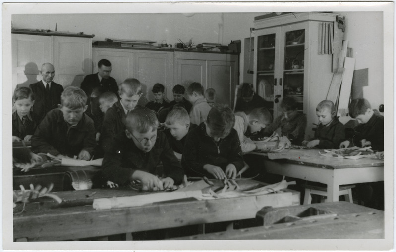 Tallinna Õpetajate Seminar Narva mnt. 57. Algkooli III klassi poisid käsitöötunnis 1940.a.