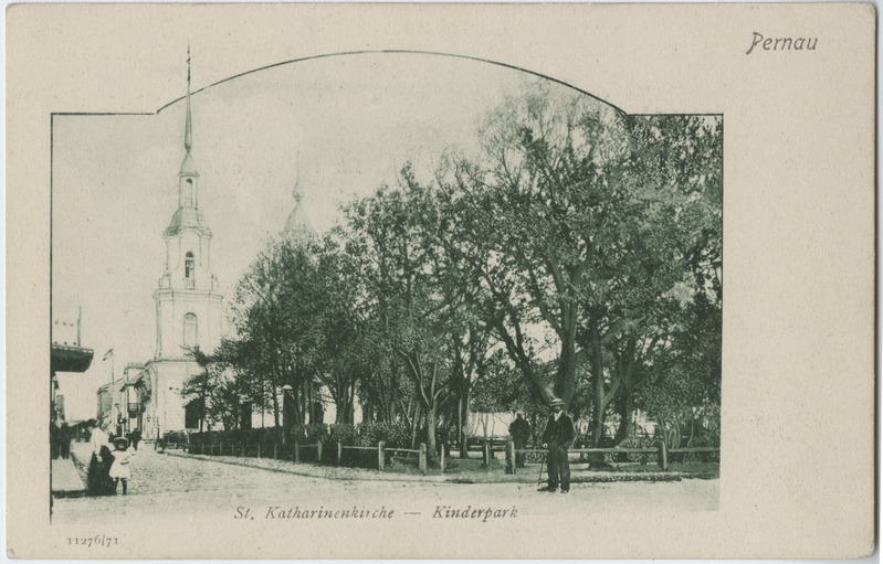 Pärnu Vee tänav, esiplaanik Lastepark, Taga Pärnu Suurmärter Katariina kirik