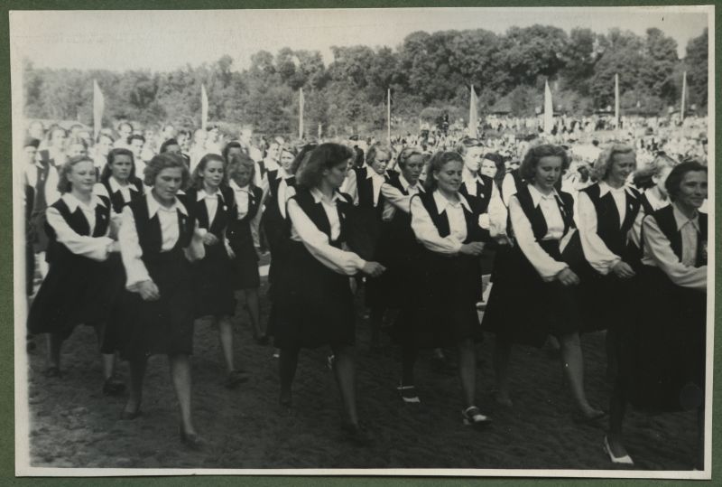 XII üldlaulupidu 28.-29. juunil 1947, Tallinnas.

12. üldlaulupeo osalejad rongkäigul. Pidulikult riietatud naissoost laulupeolised rongkäigul. Taga paistavad pealtvaatajad.