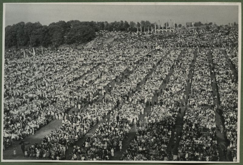 XII üldlaulupidu 28.-29. juunil 1947, Tallinnas.
12. üldlaulupidu Tallinna lauluväljakul. Fotol lauluväljaku mägi, kus istuvad pealtvaatajad. Üldvaade laulupeo pealtvaatajatest.