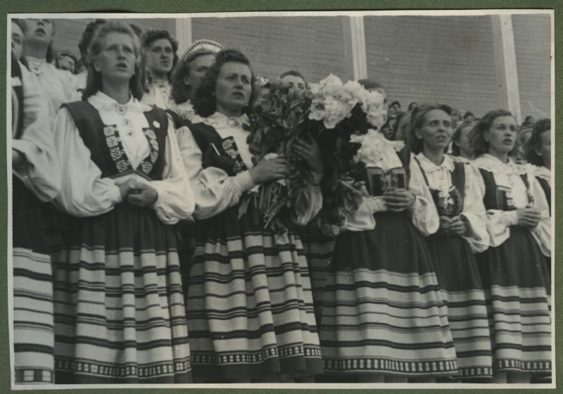 XII üldlaulupidu 28.-29. juunil 1947, Tallinnas.
Naiskooride lauljad esinemas 12. üldlaulupeol Tallinna lauluväljakul. Taga paistavad Tallinna vana laululava sambad.