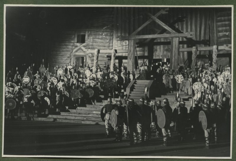 XII üldlaulupidu 28.-29. juunil 1947, Tallinnas.
Leo Kalmeti lavastatud vabaõhuetendus "Lembitu" Juhan Sütiste draama "Ristikoerad" ainetel Tallinna laululaval.
Näitlejad puidust laval. Kilpide ja piikidega relvastatud sõdurid ääristamas kogu lava.