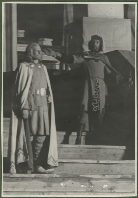 XII üldlaulupidu 28.-29. juunil 1947, Tallinnas.
Leo Kalmeti lavastatud vabaõhuetendus "Lembitu" Juhan Sütiste draama "Ristikoerad" ainetel Tallinna laululaval. Vasakul Lembitu, osatäitja Valdeko Ratassepp. Paremal teine meesterahvas.