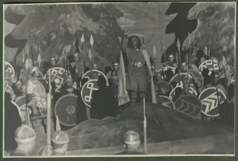 XII üldlaulupidu 28.-29. juunil 1947, Tallinnas.
Leo Kalmeti lavastatud vabaõhuetendus "Lembitu" Juhan Sütiste draama "Ristikoerad" ainetel Tallinna laululaval. Keskel Lembitu, osatäitja Valdeko Ratassepp. Lembitu on ümbritsetud piikide ja kilpidega sõjameestest.