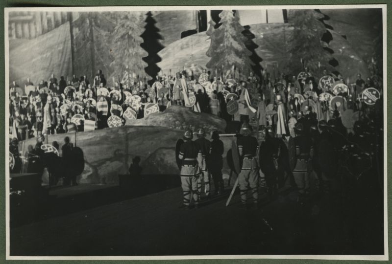 XII üldlaulupidu 28.-29. juunil 1947, Tallinnas.
Leo Kalmeti lavastatud vabaõhuetendus "Lembitu" Juhan Sütiste draama "Ristikoerad" ainetel Tallinna laululaval. Lava on täidetud piikide ja kilpidega sõjameestega, kelle keskel kivi otsas paistab Lembitu, osatäitja Valdeko Ratassepp.