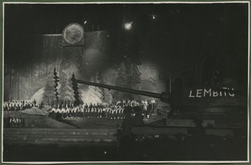 XII üldlaulupidu 28.-29. juunil 1947, Tallinnas.
Leo Kalmeti lavastatud vabaõhuetendus "Lembitu" Juhan Sütiste draama "Ristikoerad" ainetel Tallinna laululaval. Lavale on koondunud hulk näitlejaid. Paremal tank, millel kiri "Lembitu". Lava keskel üleval suur Stalini ja Lenini portree.