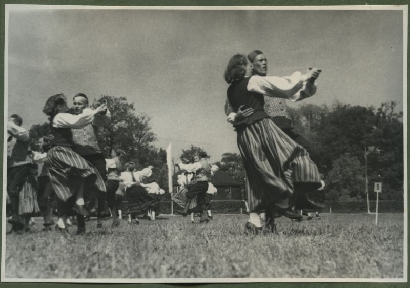 XII üldlaulupidu 28.-29. juunil 1947, Tallinnas.

Rahvarõivais rahvatantsijad rahvakunstiõhtul 12. üldlaulupeo eelõhtul Kadrioru staadionil. Segarühma tantsijad paarides Kadrioru staadionil tantsimas.