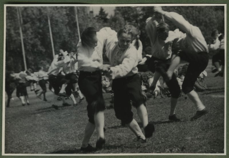 XII üldlaulupidu 28.-29. juunil 1947, Tallinnas.
Meesrühmade tantsijad rahvakunstiõhtul 12. üldlaulupeo eelõhtul Kadrioru staadionil. Rahvariietes meesrühmade rahvatantsijad paarides tantsimas.