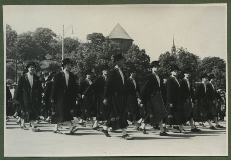 XII üldlaulupidu 28.-29. juunil 1947, Tallinnas.
12. üldlaulupeo osalejad rongkäigul Vabaduse väljakul. Rahvariietes meeskoori lauljad rongkäigu rivis. Tagaplaanil paistab Harjumägi, Kiek in de Köki torn ja Niguliste kiriku torn.