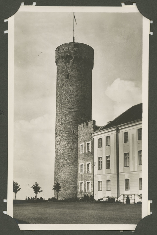 Tallinn, vaade Toompeale ja Pika Hermanni tornile. Kuberneri aiast tehtud foto Pika Hermanni tornist, mille tipus lehvib lipp.