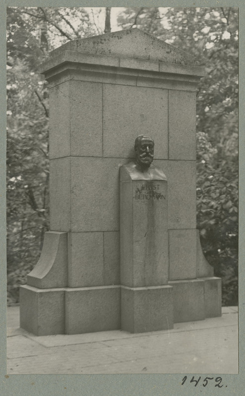 Ernst Bergmanni monument