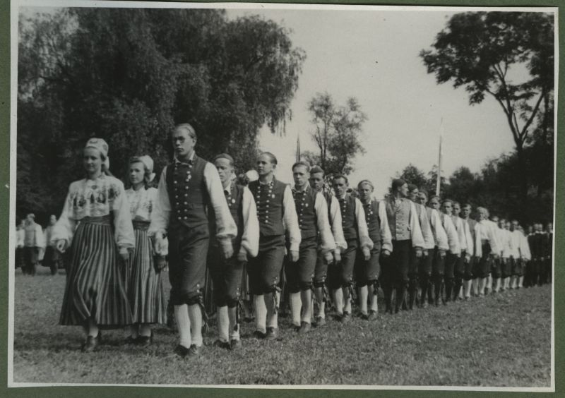 XII üldlaulupidu 28.-29. juunil 1947, Tallinnas.
12. üldlaulupeo osalejad rongkäigul. Rahvariietes noored laulupeolised kahes rivis paaridena rongkäigul.