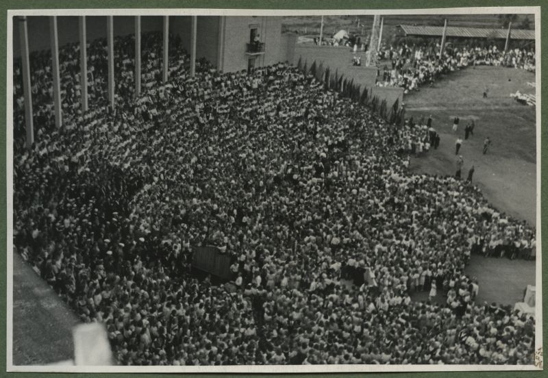 XII üldlaulupidu 28.-29. juunil 1947, Tallinnas.
12. üldlaulupidu Tallinna lauluväljakul. Tallinna vanale laululavale on koondunud esinejad, tagapool näha pealtvaatajaid.