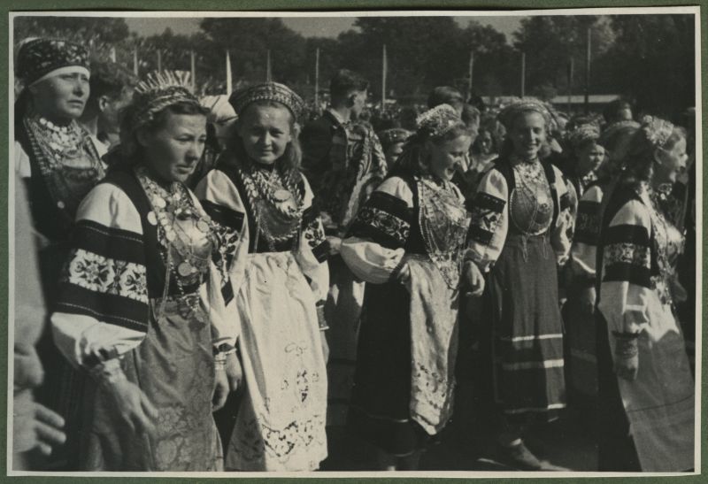 XII üldlaulupidu 28.-29. juunil 1947, Tallinnas.
Seto rahvarõivais naised 12. üldlaulupeol. Naiste rahvariideid ehivad suured sõled.