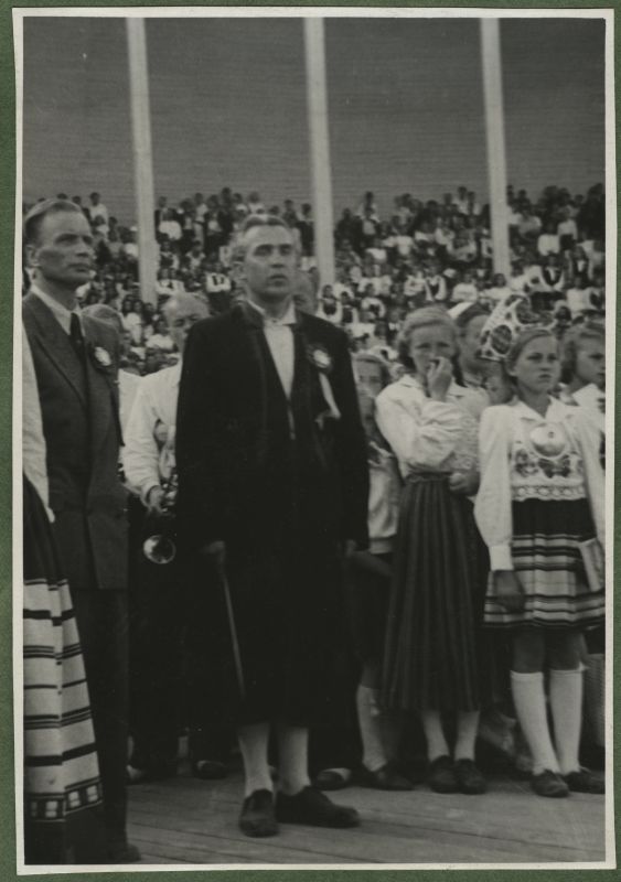 XII üldlaulupidu 28.-29. juunil 1947, Tallinnas.
12. üldlaulupidu Tallinna lauluväljakul. Vasakult teine koorijuht Gustav Ernesaks. Taustal Tallinna vanale laululavale koondunud üldlaulupeo esinejad. Paistab osa Tallinna vanast laululavast sammastega.