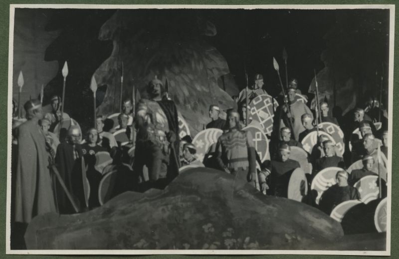 XII üldlaulupidu 28.-29. juunil 1947, Tallinnas.
Leo Kalmeti lavastatud vabaõhuetendus "Lembitu" Juhan Sütiste draama "Ristikoerad" ainetel Tallinna laululaval. Piikide ja kilpidega varustatud sõjamehed.