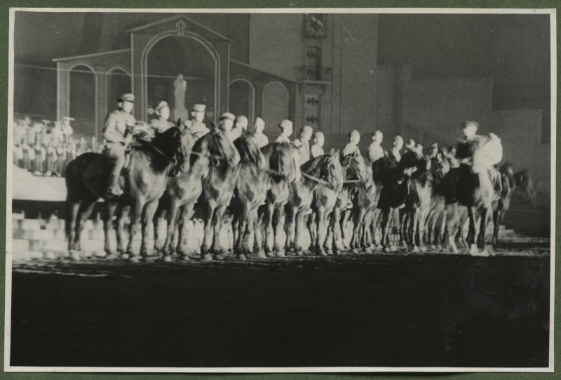 XII üldlaulupidu 28.-29. juunil 1947, Tallinnas.
Leo Kalmeti lavastatud vabaõhuetendus "Lembitu" Juhan Sütiste draama "Ristikoerad" ainetel Tallinna laululaval. Hobustel mehed rivistatud lava ette. Taustal paistab Tallinna vana laululava koos rõduga.