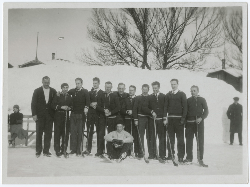 Grupipilt: Spordiselts "Kalev" jääballi B meeskond 1930-1931 aastal: vasakult: Tanne (reserv), Lossmann (paremkaitsja), Jõers seenior (vasak sisemine), Tomberg (vasak kaitsja), Piperal (parem poolkaitsja), Erjapea (vasak poolkaitsja), Kopp (vasak tormaja), Uukivi (parem äär), Rähn (kesk poolkaitsja), Jõers juunior (parem sisemine), Ruul (vasak äär), Rauk (väravavaht) - istub maas.