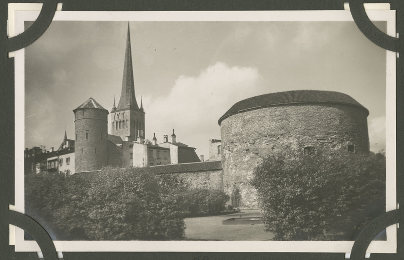 Tallinn, vaade. Foto tehtud Margareeta aiast Suure Rannavärava bationil. Vasakul Stoltingi torn, mille taga paistab Oleviste kirik torniga ja paremal Paks Margareeta.