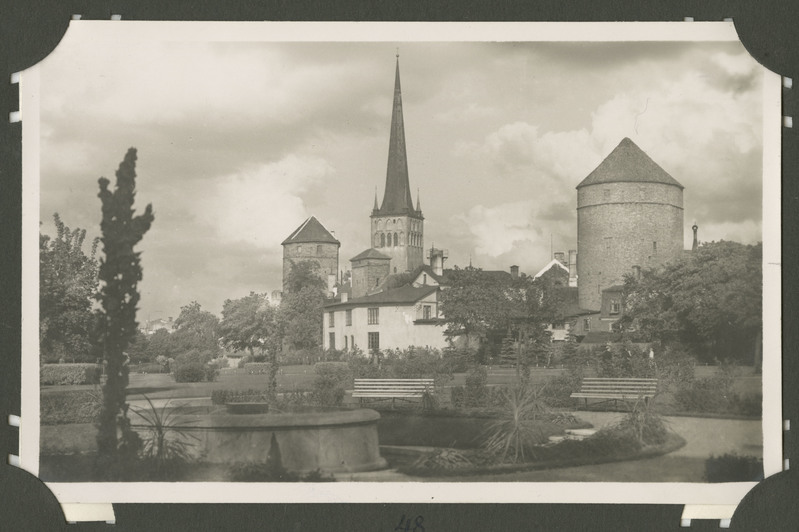 Vaade, Tallinn. Tallinna linnamüür ja kaitsetornid Tornide väljaku poolsest küljest. Esiplaanil purskkaev ja Tornide väljaku park. Paremal Kuldjala torn, keskel Nunnadetagune torn ja vasakul Loewenschede torn. Taga paistab Oleviste kiriku torn.