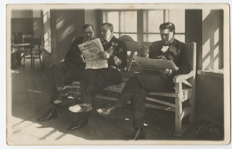 Richard Veermaa koos kaaslastega, lugemas ajalehte "Kaja"