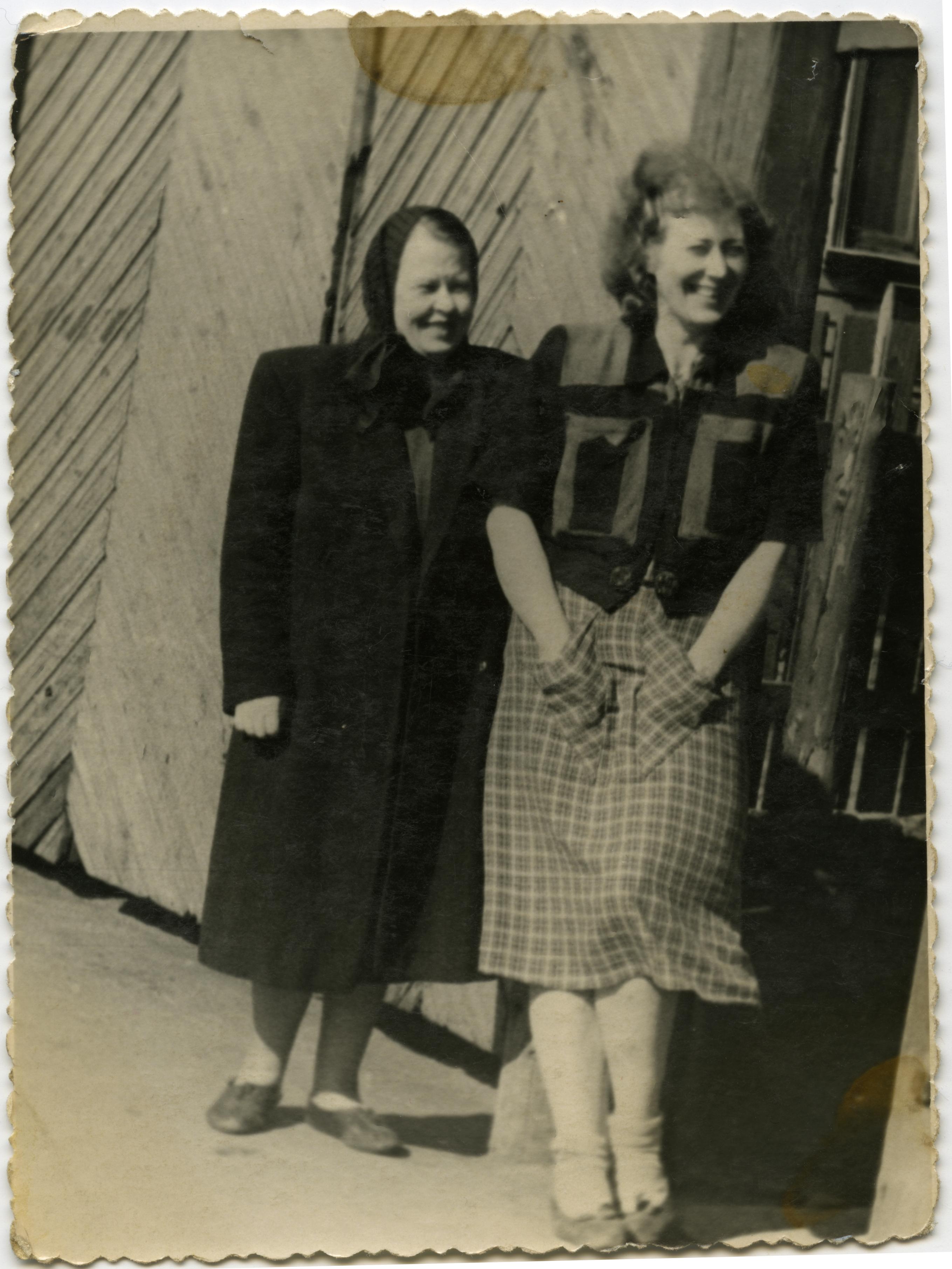 Tallinn, Soo tänav 6. Hilda Unt (Helle tädi) koos naabri pr. Rahega (Mustas mantlis) 1948. a.