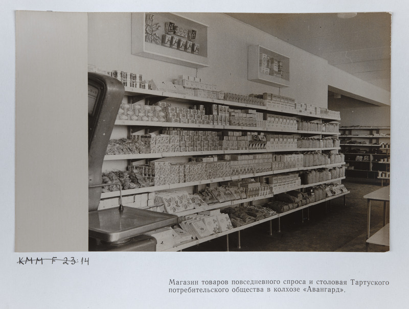 Tartu Tarbijate Kooperatiivi kauplus "Avangardi" kolhoosikeskuses.