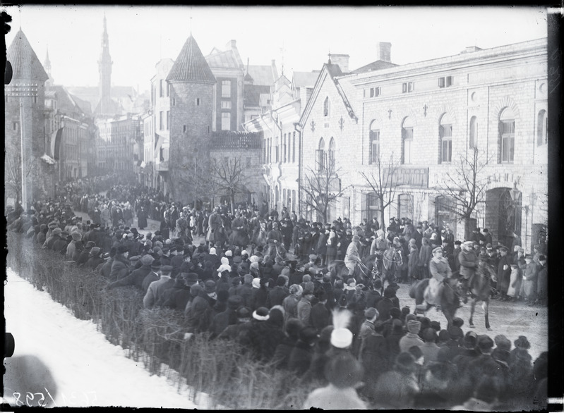 Sõjaväeline matuserongkäik Viru väravate juures