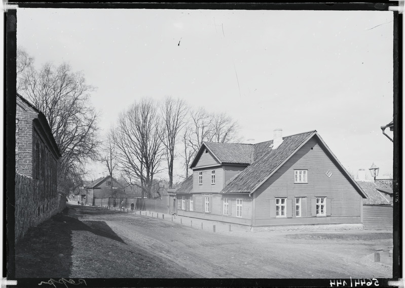 Tartu, Karlova ja Lina tänava nurk. 1925. aastal ehitati puumaja asemele koolimaja - hilisem 7. Keskkool.