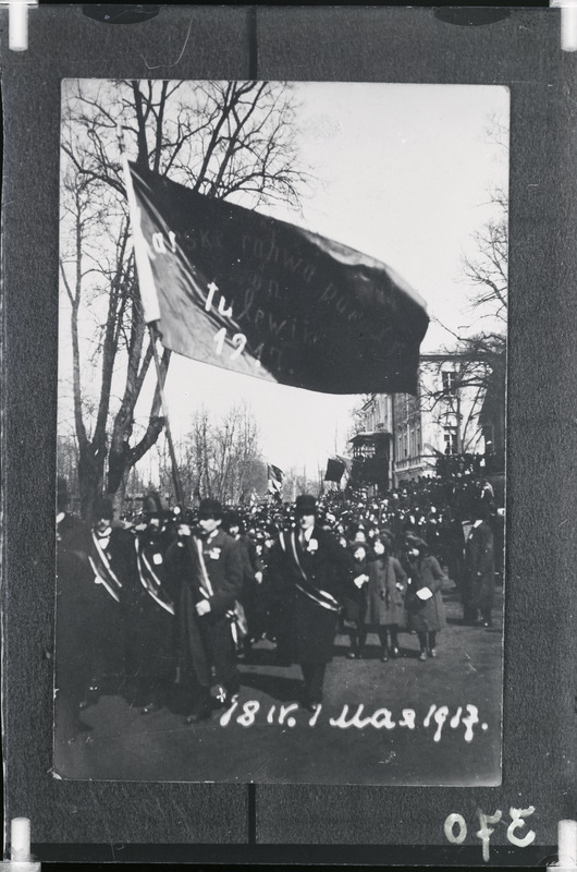 1. mai rongkäik Kadrioru lossi ees (1917). Lipul tekst: Karske rahwa päralt on tulewik 1917