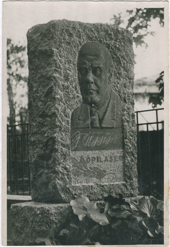 Theodor Ussisoo hauamonument
