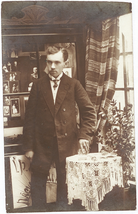 Vändra alevi fotograaf Johannes Paul Mihklimets (Mihkelson) oma ateljees akna all.