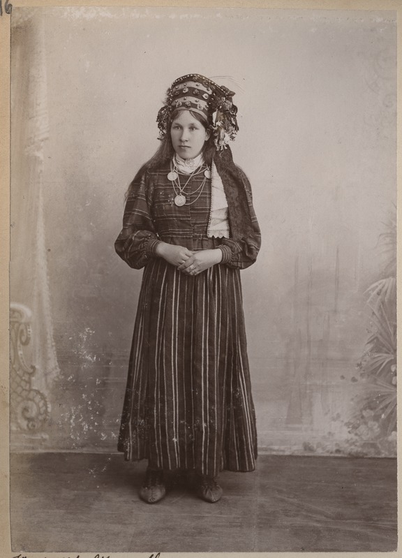 Ateljeefoto: tütarlaps Jürist pruudipärjaga (iseloomulik pulmapeaehe Põhja-Harjumaal, veel 19.sajandi II poolel Jüris).