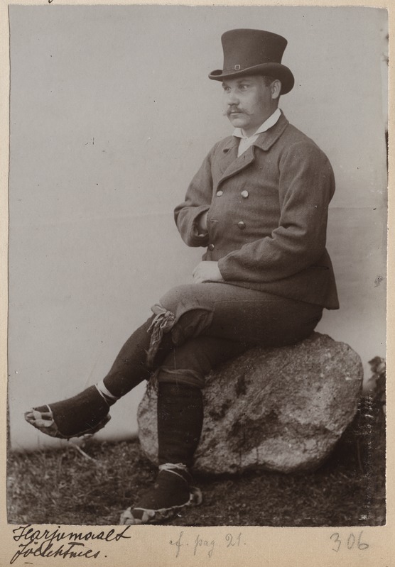 Hans Kitvell (Kitvel) - kivil istuv mees tüüpilises 19.sajandi Põhja-Eesti meesterõivastuses, põlvpükstega.
