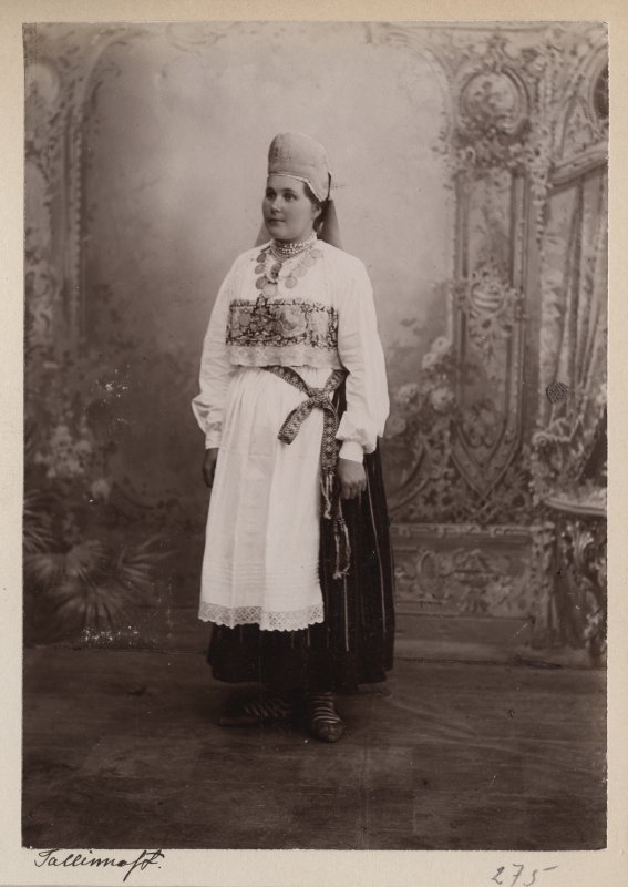 Ateljeefoto: naine rahvarõivais, pottmütsiga.