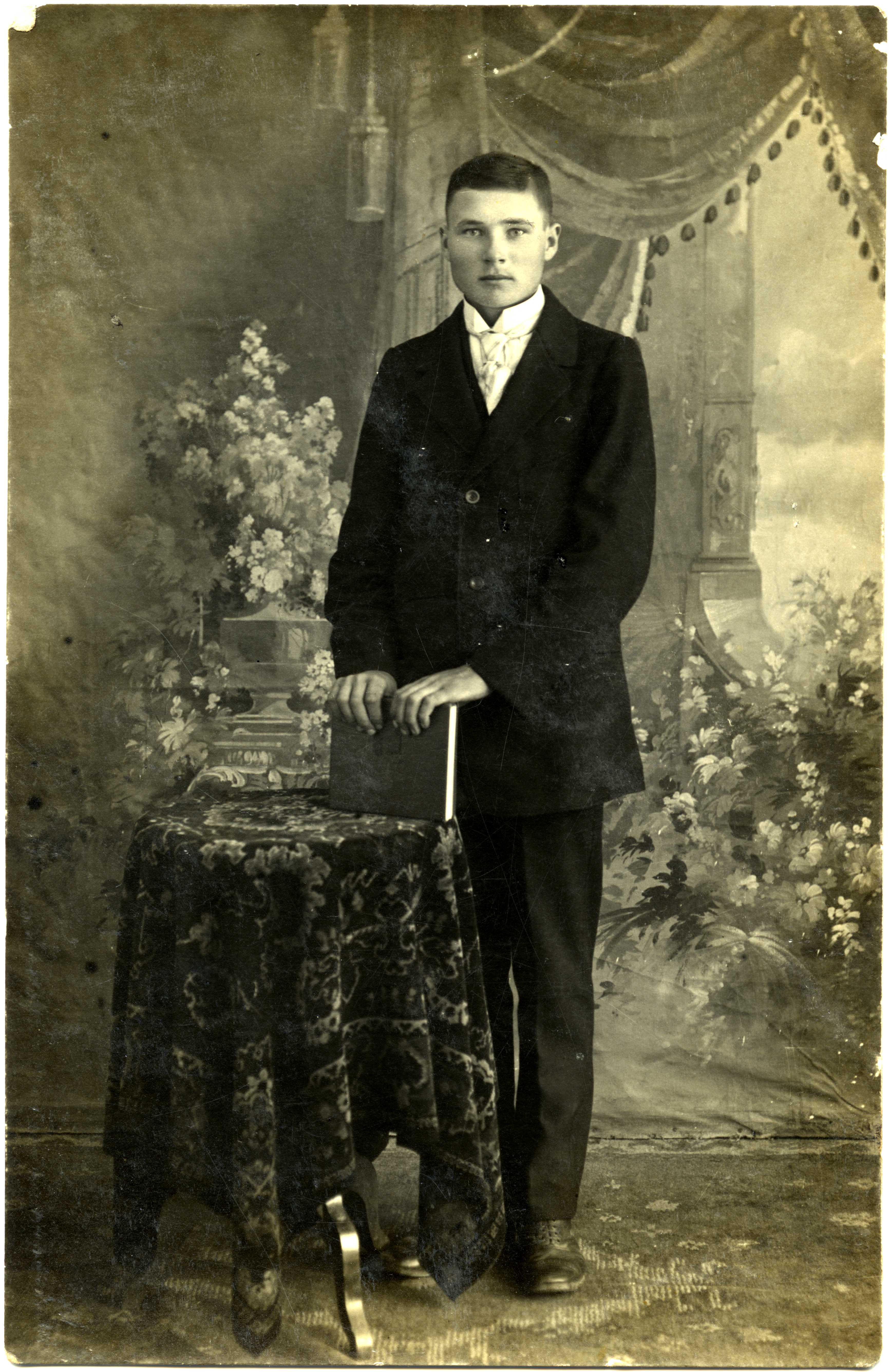 Ateljeepildistus, täisportree: tuvastamata noor mees ülikonnaga (Türi ümbrusest).